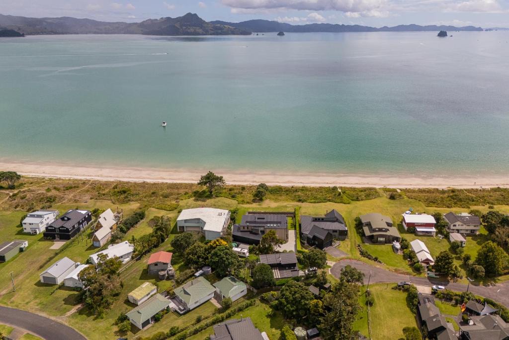 Cooks Beach House | Hosts on the Coast Beach Access Retreat -Cooks Beach