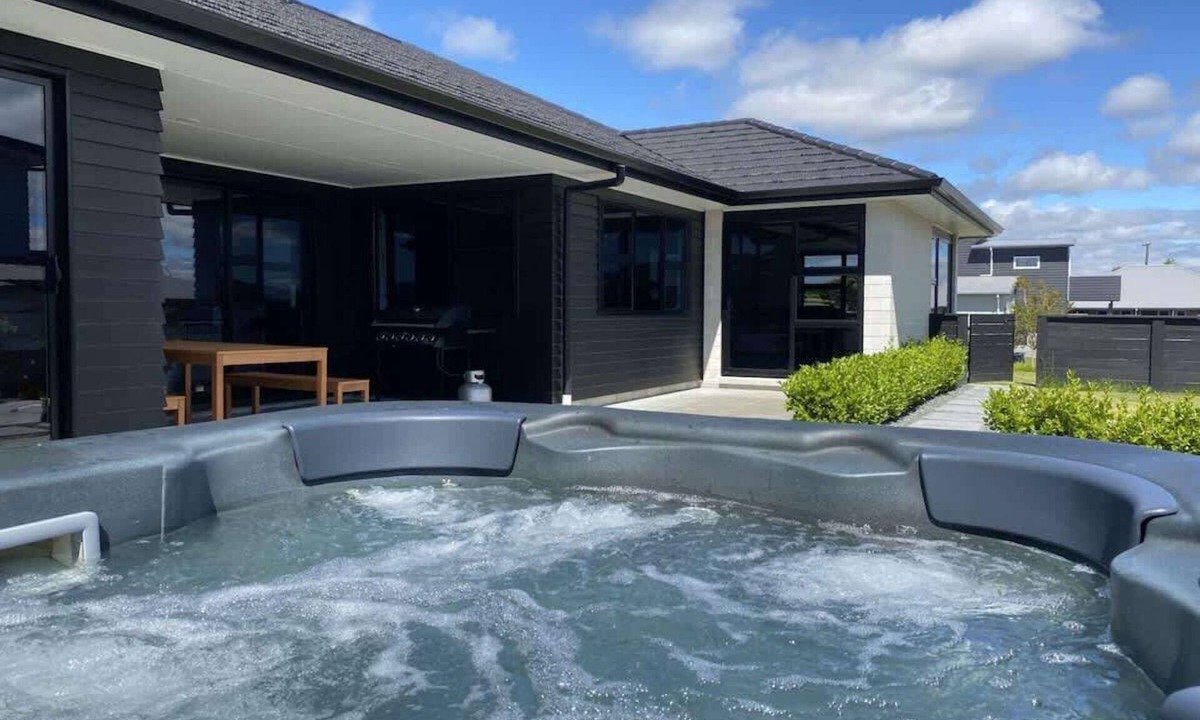 Rotorua House | House of Hope - Spa Pool, Sleeps 12