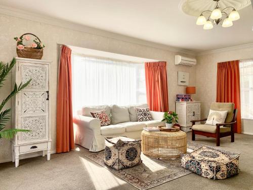 Hamilton Villa | Huge 3BR Cosy House for Family and Business, Ultra-Fast Wi-Fi , close to Chartwell Mall