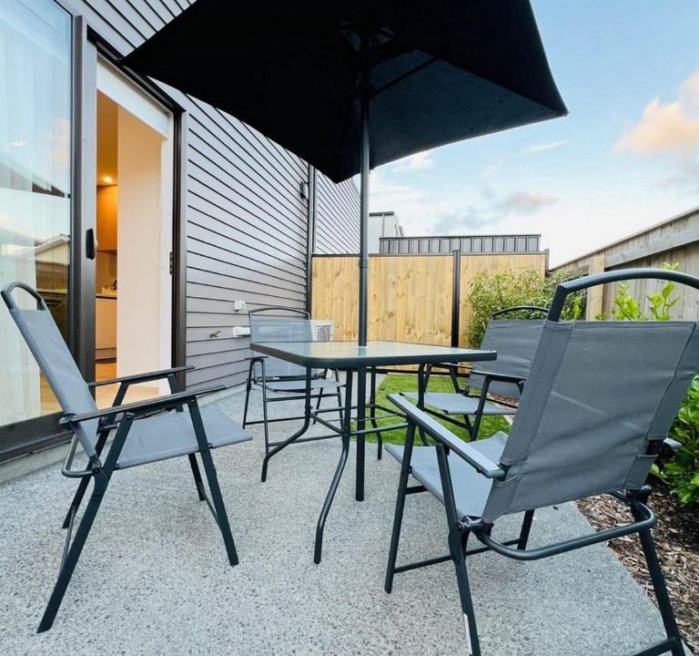 Lower Hutt Apartment | Hutt Central Modern 3-Bedroom,3- Bathroom House with Patio and Carpark- 15 Mins to Wellington CBD