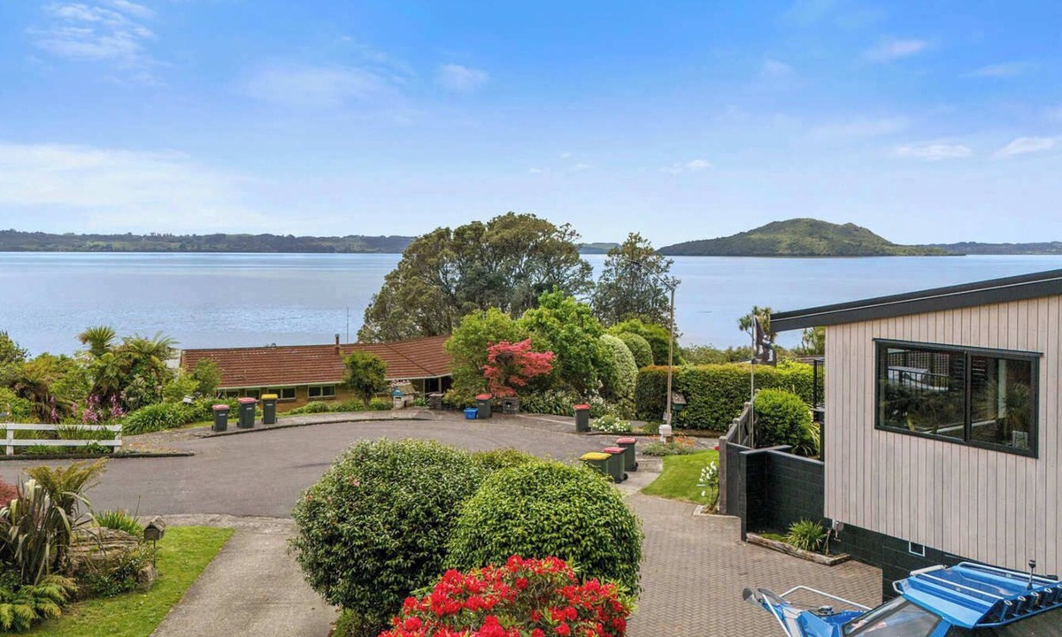 Kawaha Point House | Inn Manahi - Lake Views, Cosy Retreat for 2