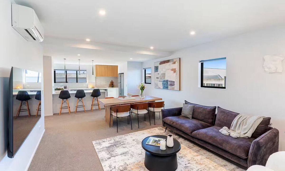 Christchurch City Centre House | Inner City for Large Groups - Garage Parking