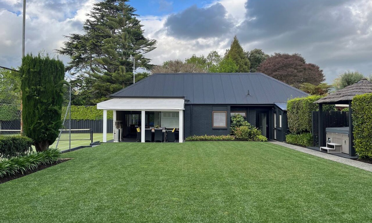 Claudelands House | INNER CITY RETREAT 5 minutes walk from the CBD & Claudelands Events Centre