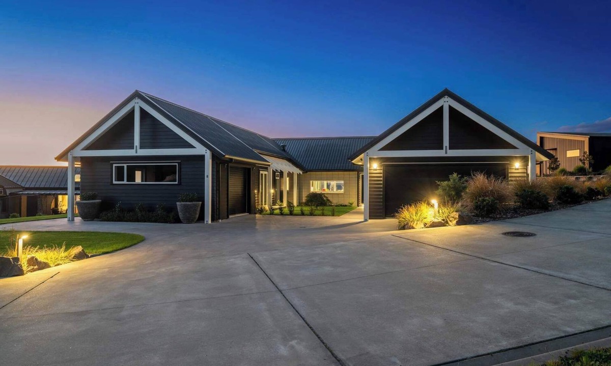 Lynmore House | Jojo's Lookout - Lake Views, Spa Pool, Sleeps 10