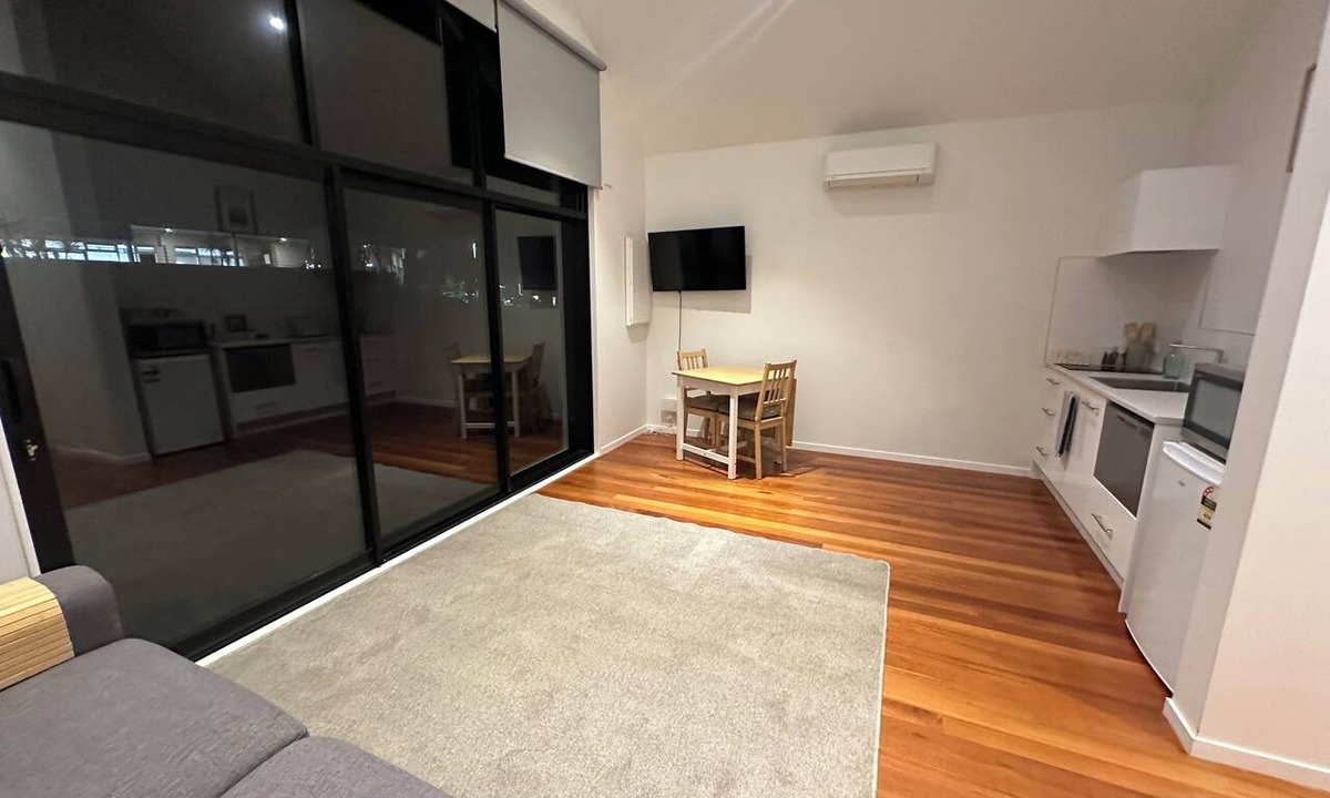 Paraparaumu Beach Cottage | Kapiti Breeze - Walk to Beach, Golf and Cafes.