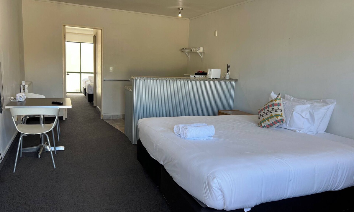 Waipahihi Hotel | Karaka Tree Motel