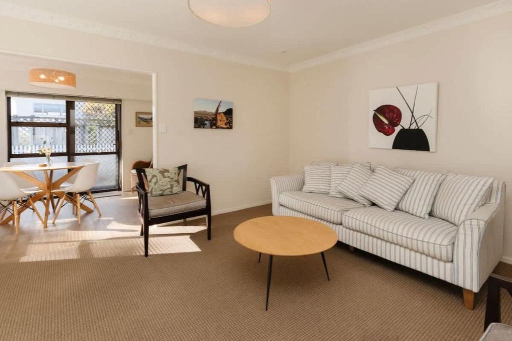 New Plymouth House | Kawaroa Park View - near CBD & coastal walkway