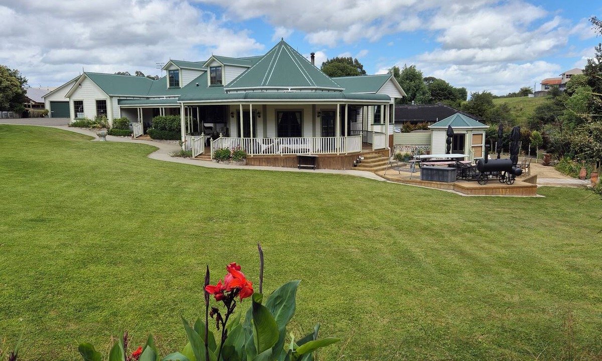 Palmerston North Apartment | KAWAU VILLA - 5 star upstairs private apartment