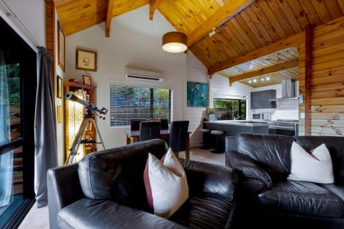 Closeburn Ski Chalet | Kereru Cottage, Cosy Log Cabin, Serene Lake & Mountain Views