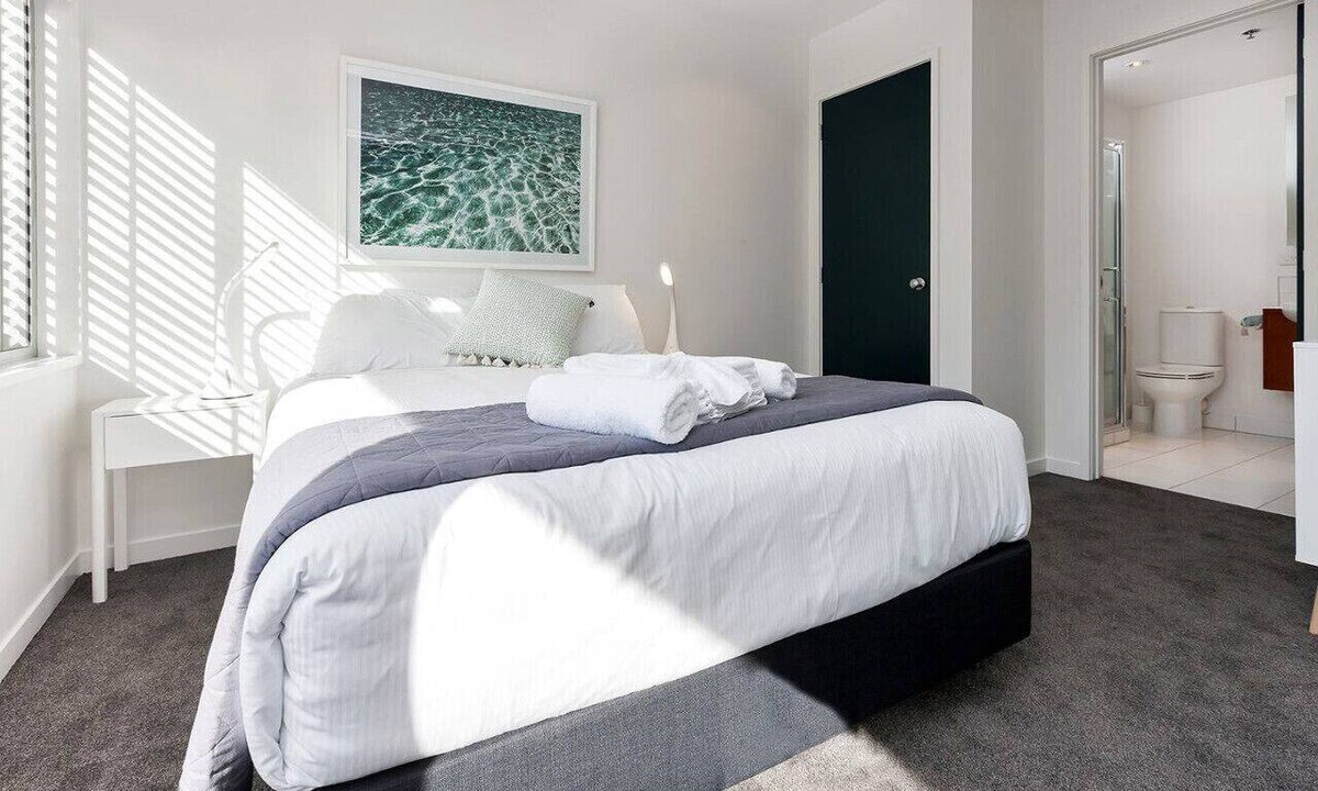 Auckland Central Business District Apartment | King Bed Retreat in Viaduct Point 5-Star Location