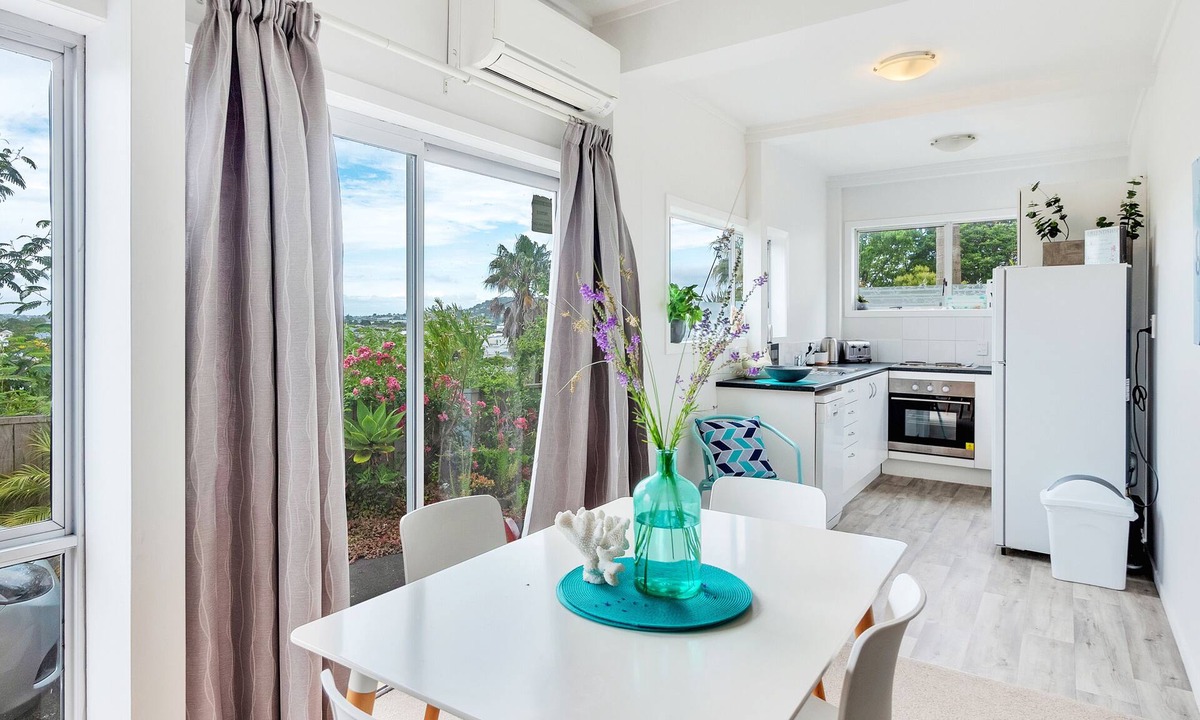 Mount Eden House | Kingsland Contemporary 2BR with Carpark