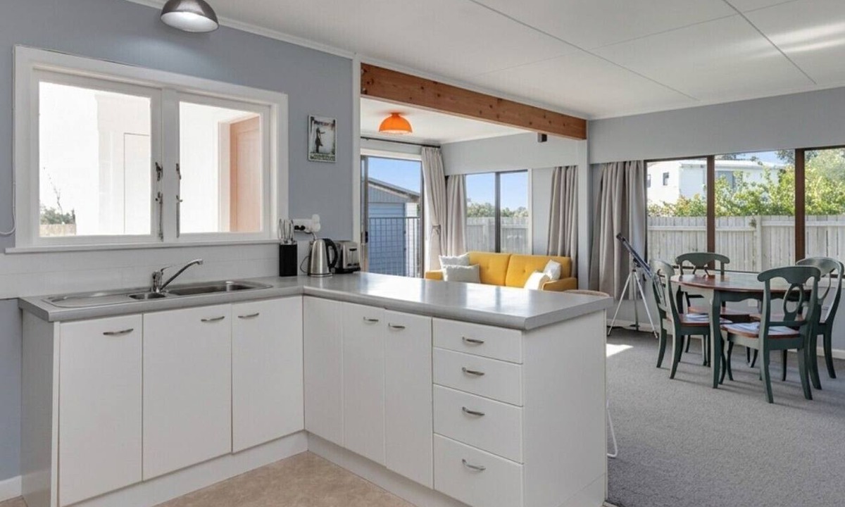 Ruakaka House | Kiwi 2 Bedroom Bach near Beach - Pets OK + Wi-Fi
