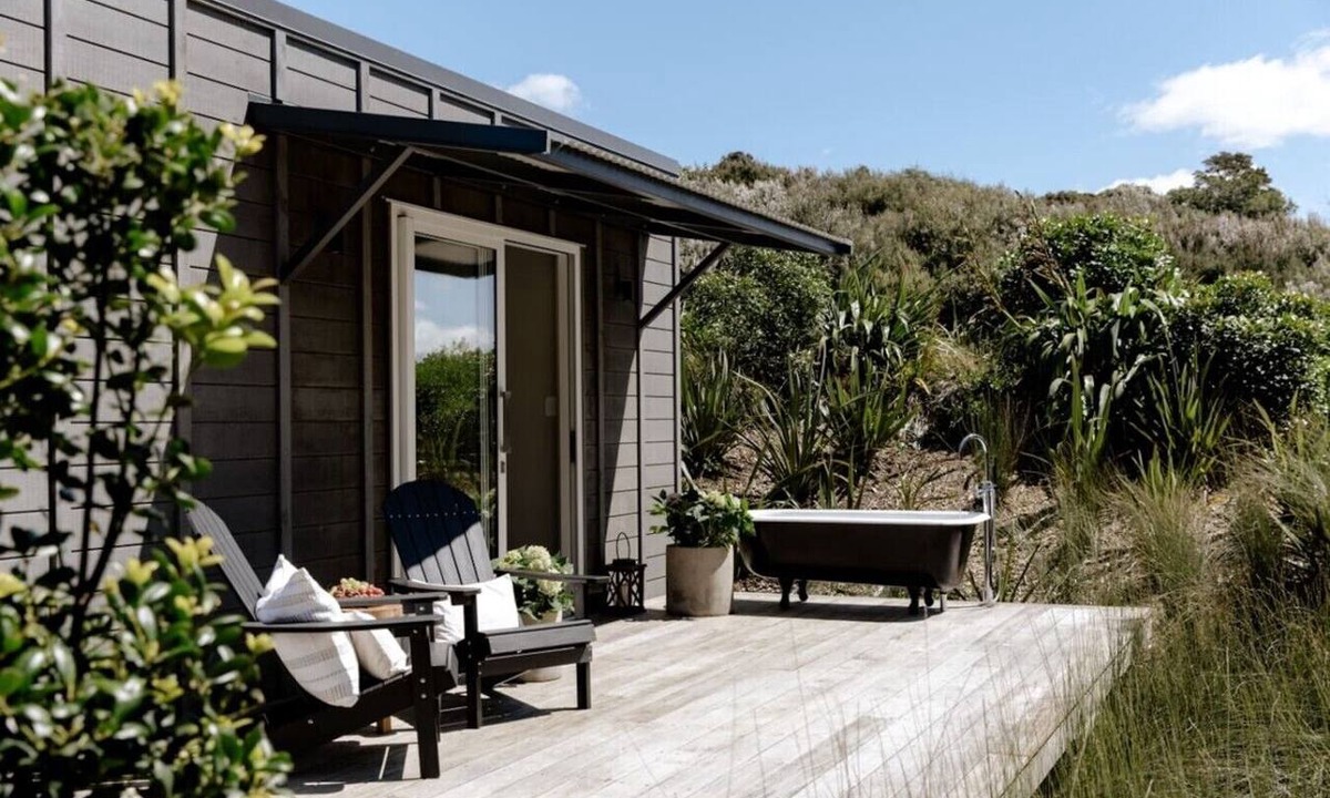 Tawharanui House | Kiwi Calls & Manuka Trees - Bluestone Studio