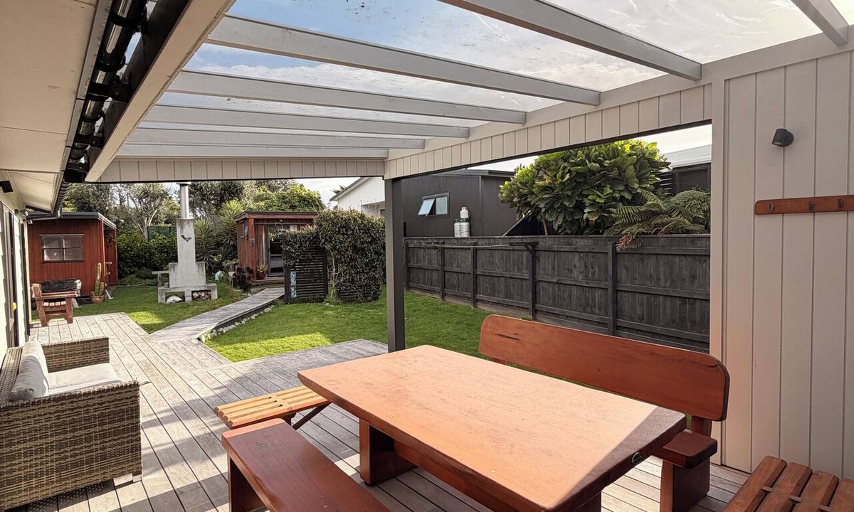 Waikanae House | Kiwiana themed bach, perfect for family getaways or a retreat near the beach!