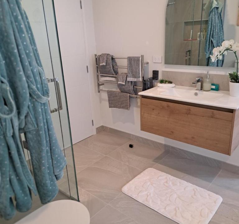 Whitianga House | Kupe Boutique House with ensuite free wifi