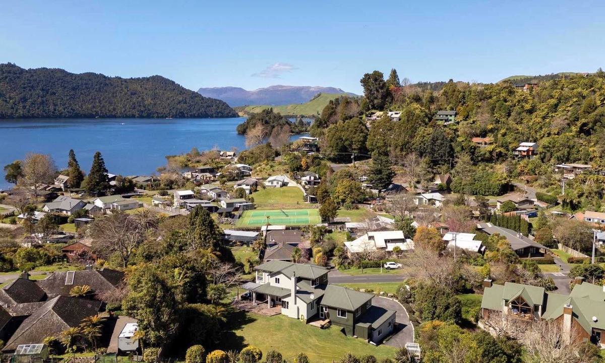 Lake Okareka House | Lake Ōkareka - Spa Pool, Games Room, Sleeps 13