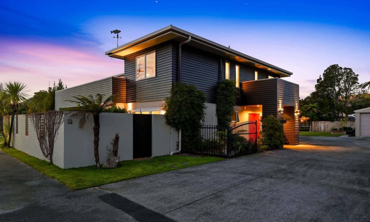 Lake Okareka House | Lake Ōkareka - Spa Pool & Log Fire, Sleeps 12