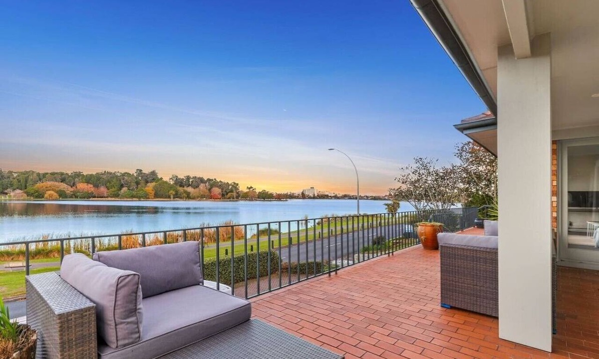 Frankton House | Lake Front Home Kids Welcome 5 Bedroom