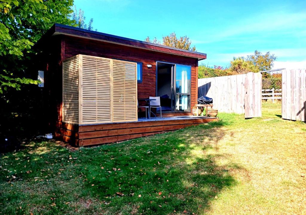 Lake Hawea House | Lake Hawea Cabin with Mountain Views- OUTDOOR BATH!