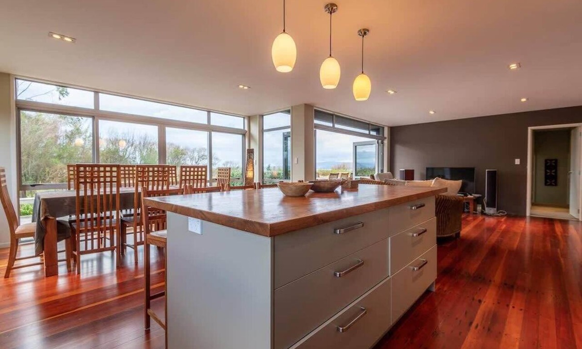 Ngongotaha House | Lake View Inn - Lake Views & Pet-Friendly