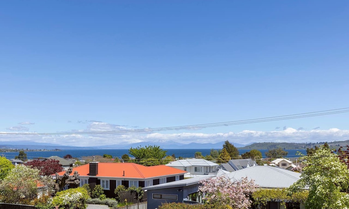 Taupo House | Lake Views, Walk to Lake & Town