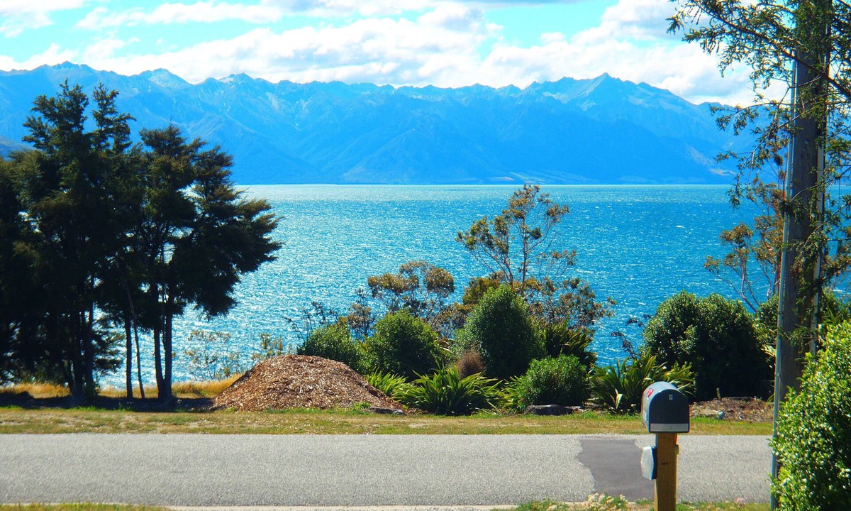Lake Hawea House | Lakefront Views over Lake Hawea Wanaka South Island New Zealand