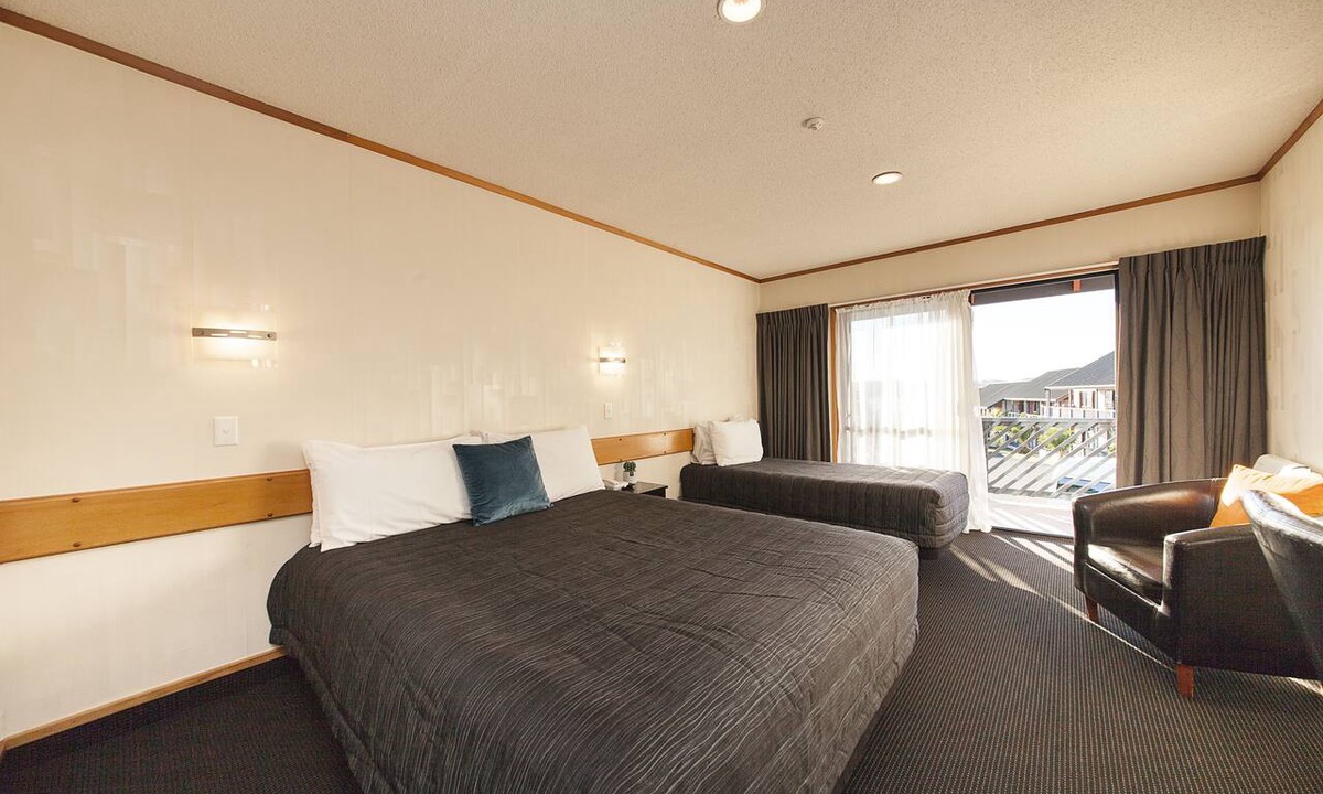 Two Mile Bay Hotel | Lakeland Resort Taupo