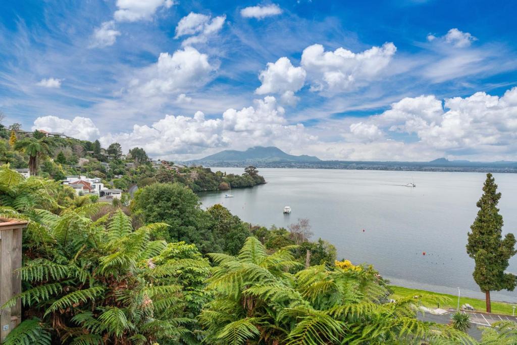 Taupo House | Lakeside Lookout - Acacia Bay Holiday Home