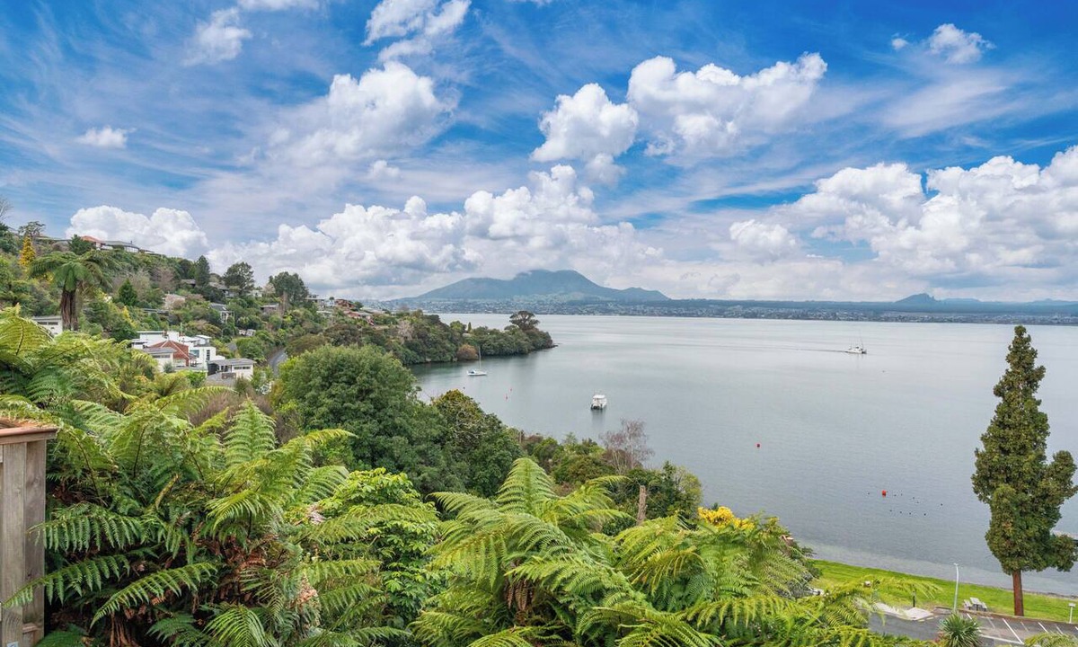 Acacia Bay House | Lakeside Lookout - Acacia Bay Holiday Home