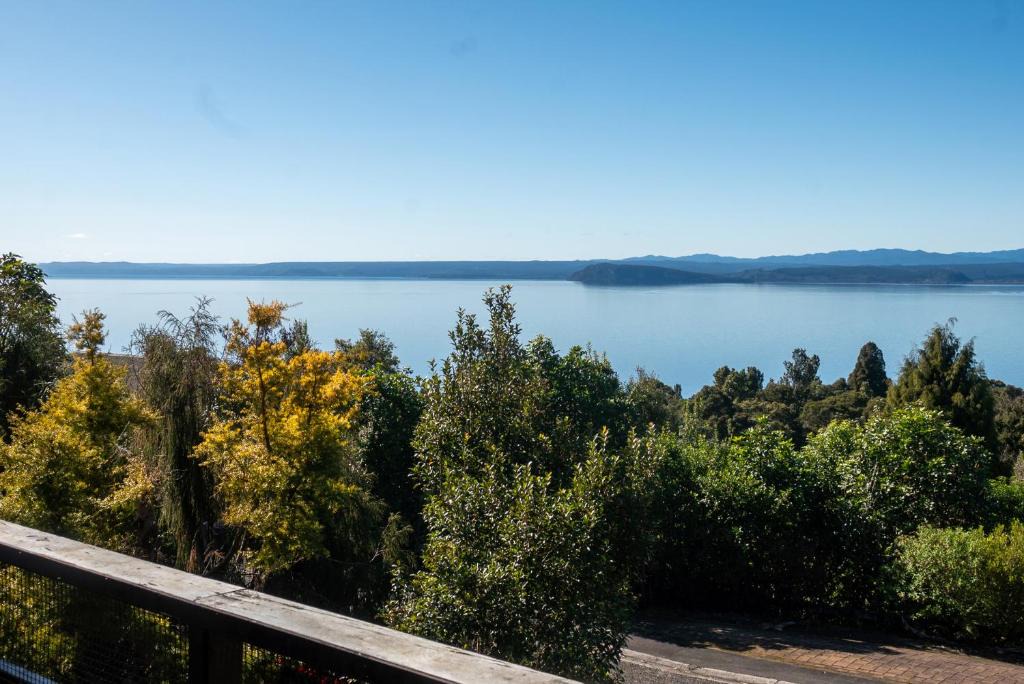 Omori House | Lakeside Stunner - Omori Holiday Home
