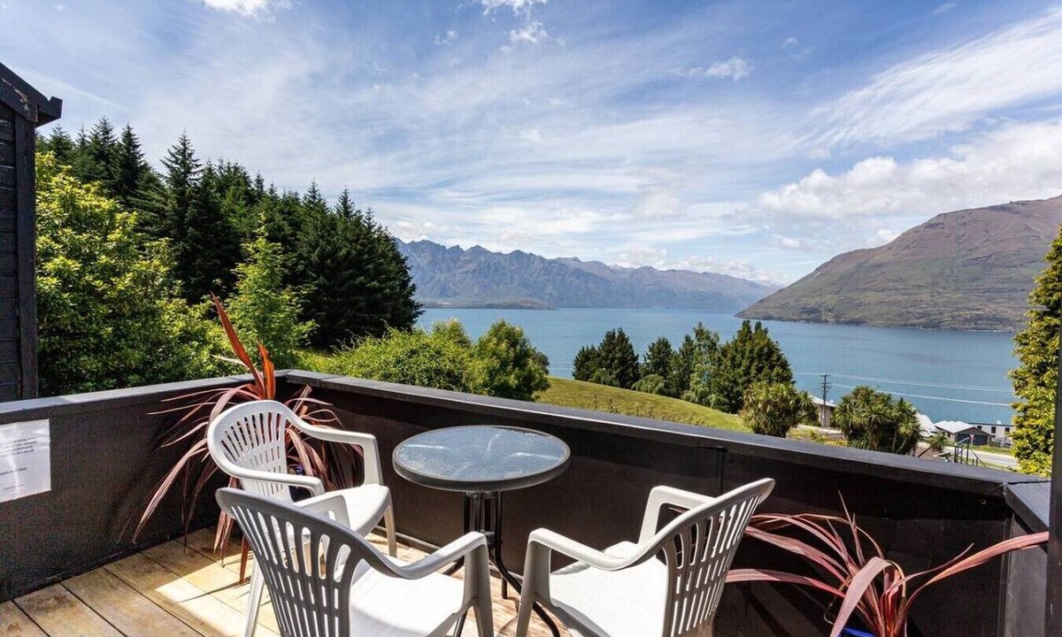 Fernhill House | Lakeview Home | Spa Pool | Sleeps 14 | 5 Min Town