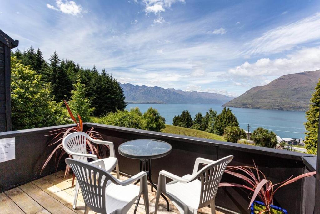 Fernhill House | Lakeview Home With Spa Pool