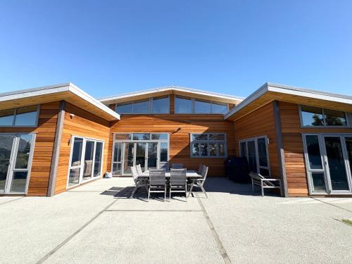 Lake Tekapo House | Lakeview Lockwood Lodge