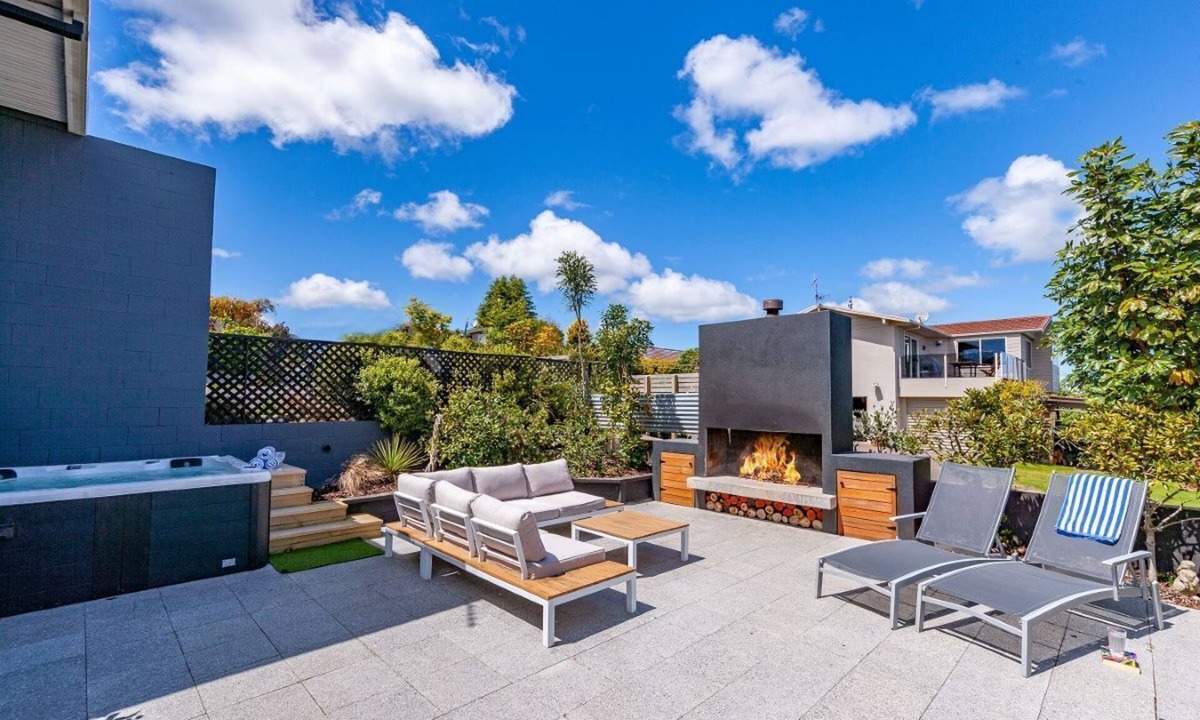 Hilltop House | Lakeview Lookout