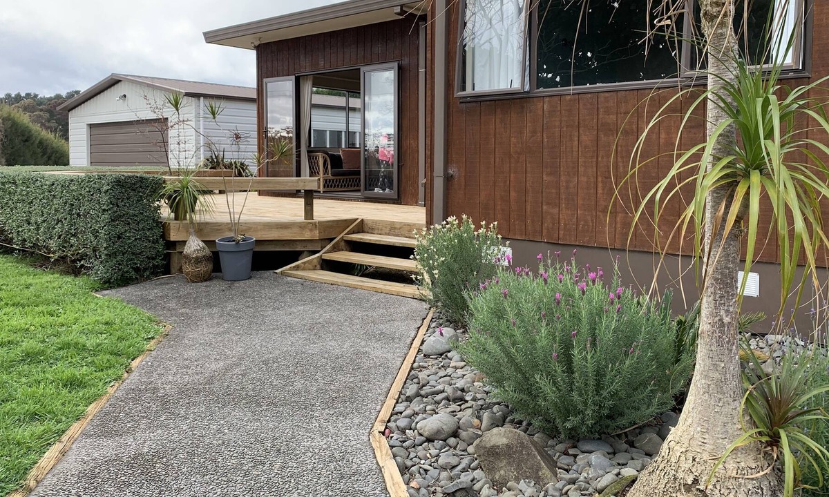 Katikati House | Large country house on orchard close to hot pools; bush walks and Waihi beach.