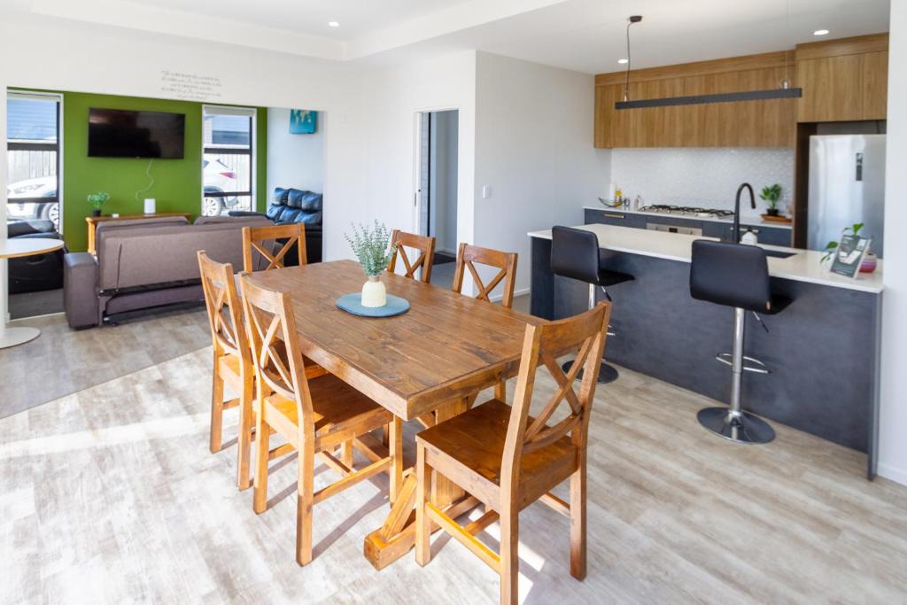 Hornby Apartment | Large Family Home Near The Landing