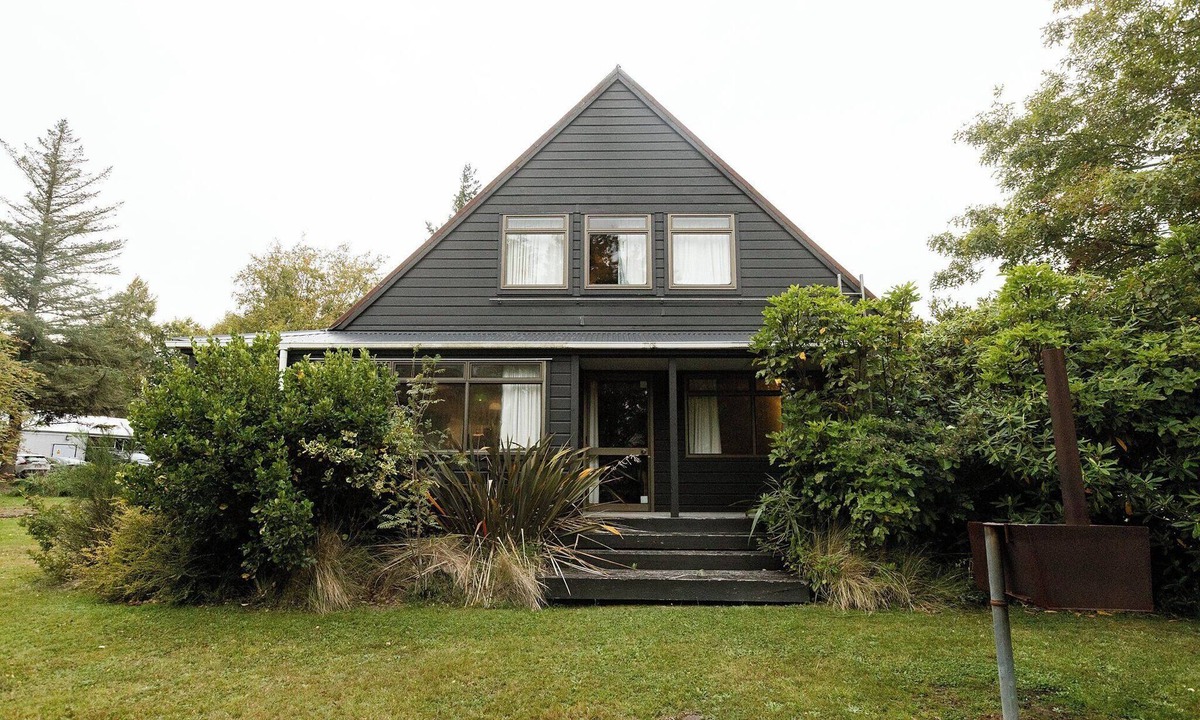 Ohakune Cabin | Large Group Lodge in Ohakune Sleeps 18 Roaring Fire Next to Carrot Park