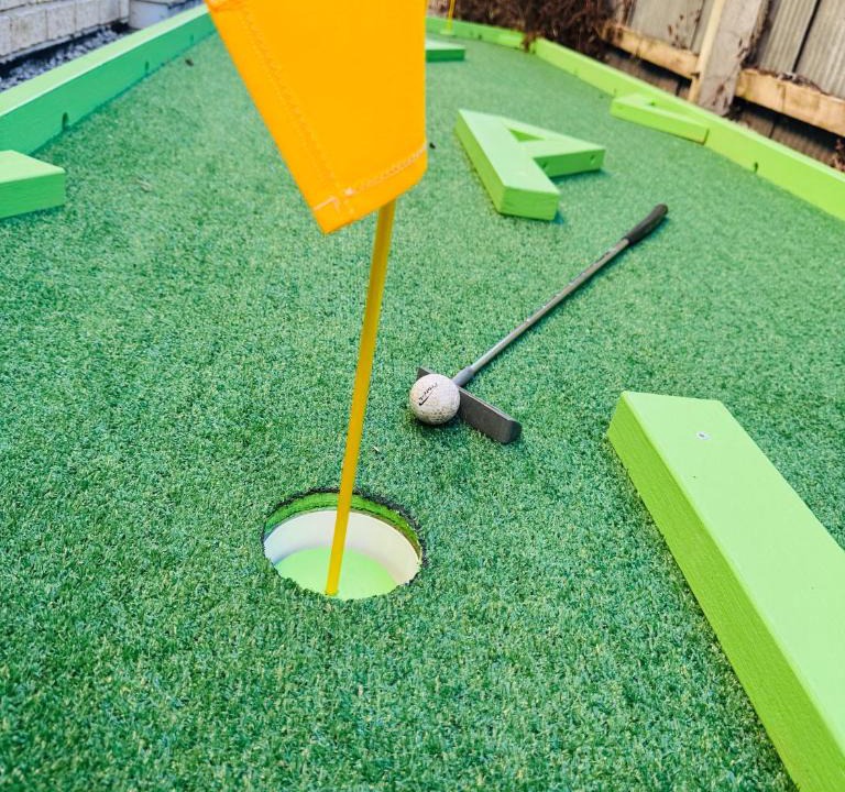 Linwood Villa | Large house w 6 bedrooms w Ensuites, Games Room w PS5 and Arcade, Free Parking, 4min to Stadium, Mini Golf, Central, Cinema