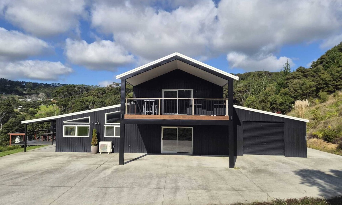 Helensville House | Large luxurious American Barn style property, surrounded by native bush.
