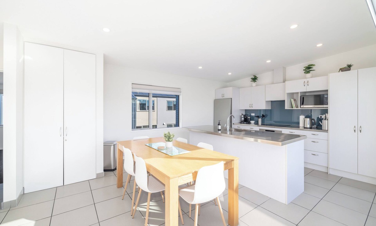 Christchurch House | Large townhouse. Double garage plus additional parking. Full kitchen and dining.