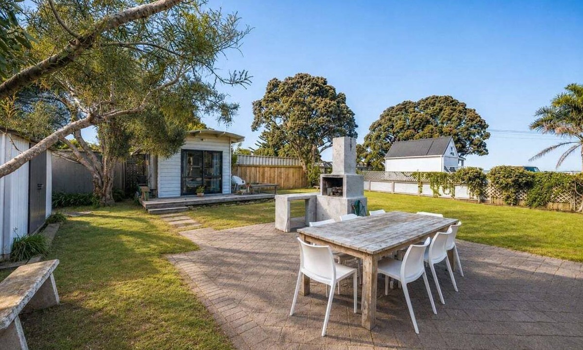 Surfdale House | Le Belle on Blake by Waiheke Pure, sunny, flat and just steps away from the beach.
