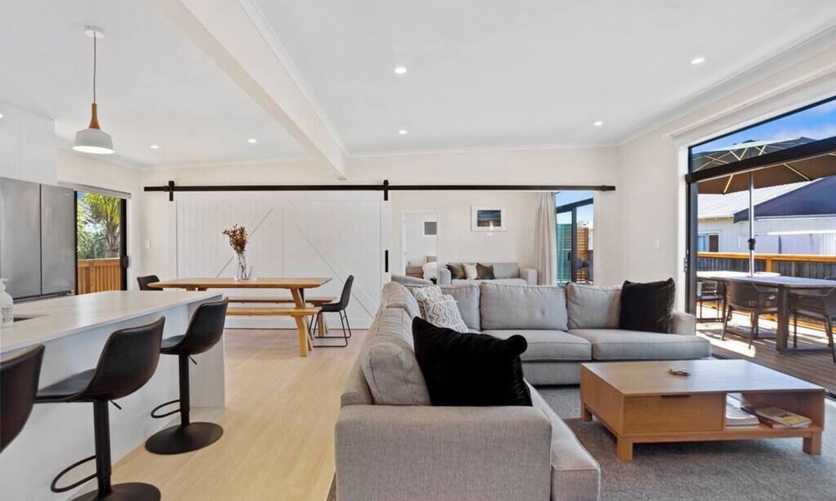 Waihi Beach House | Leisure on Leo | Dog-Friendly, 200m to Beach