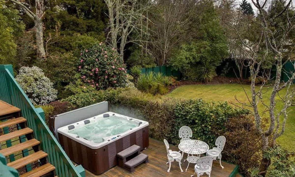 Lynmore House | Leo's Place - Hot Tub, Ride to Redwoods, Sleeps 9