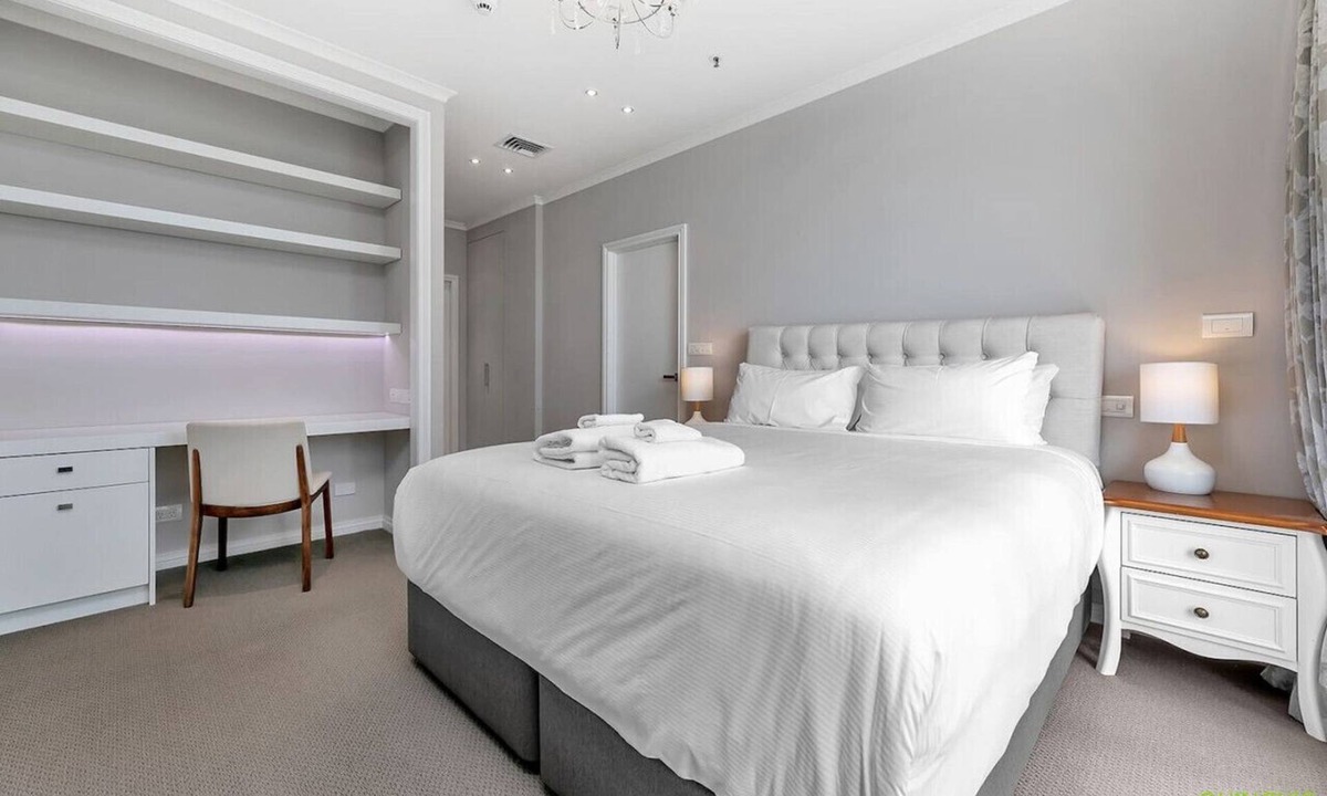 Auckland Central Business District Apartment | Level 27 3 Bed Harbour Bridge & Viaduct Views