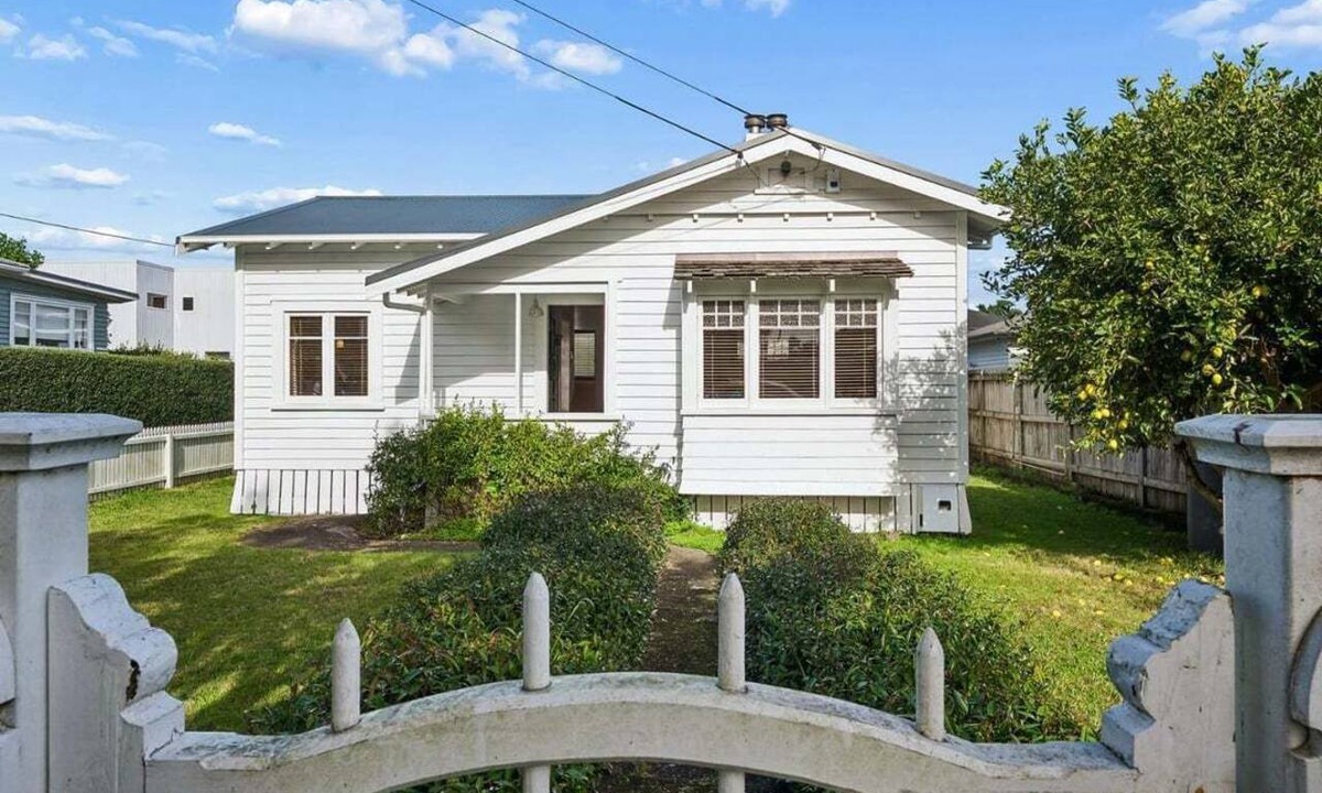 Mount Roskill Cottage | Lime Tree Cottage - Mt Roskill