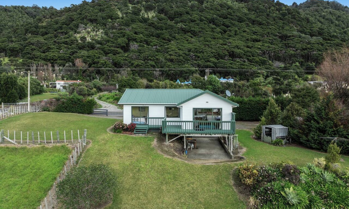 Te Kaha House | Little Kowhai - Te Kaha Holiday Home
