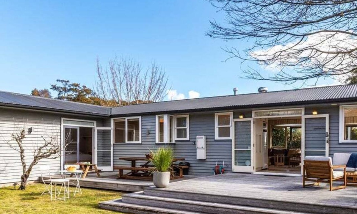 Two Mile Bay House | Loulou Lodge - family fun, close to lake