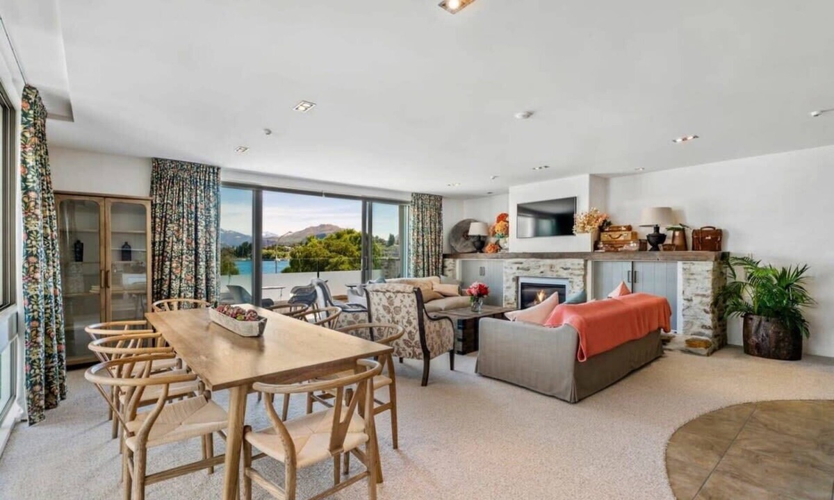 Wanaka Apartment | Luxurious Lakefront Apt w/Stunning Views