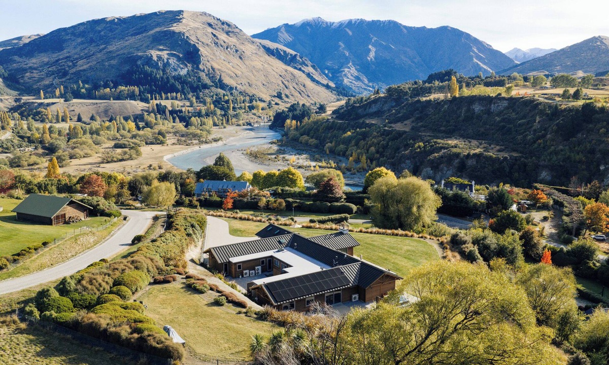 Lower Shotover Bed & Breakfast | Luxurious, private suite with steam shower and stunning river & mountain views
