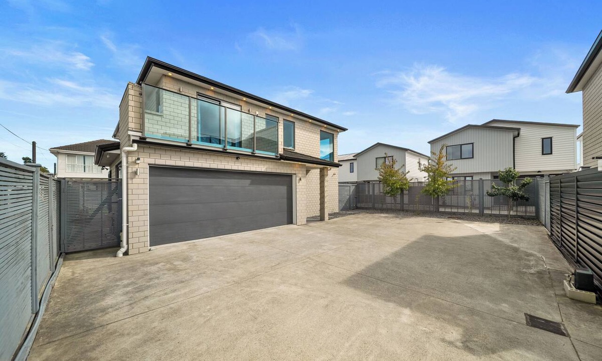 Avondale House | Luxury 3-Bedroom with Ensuites – Central Auckland